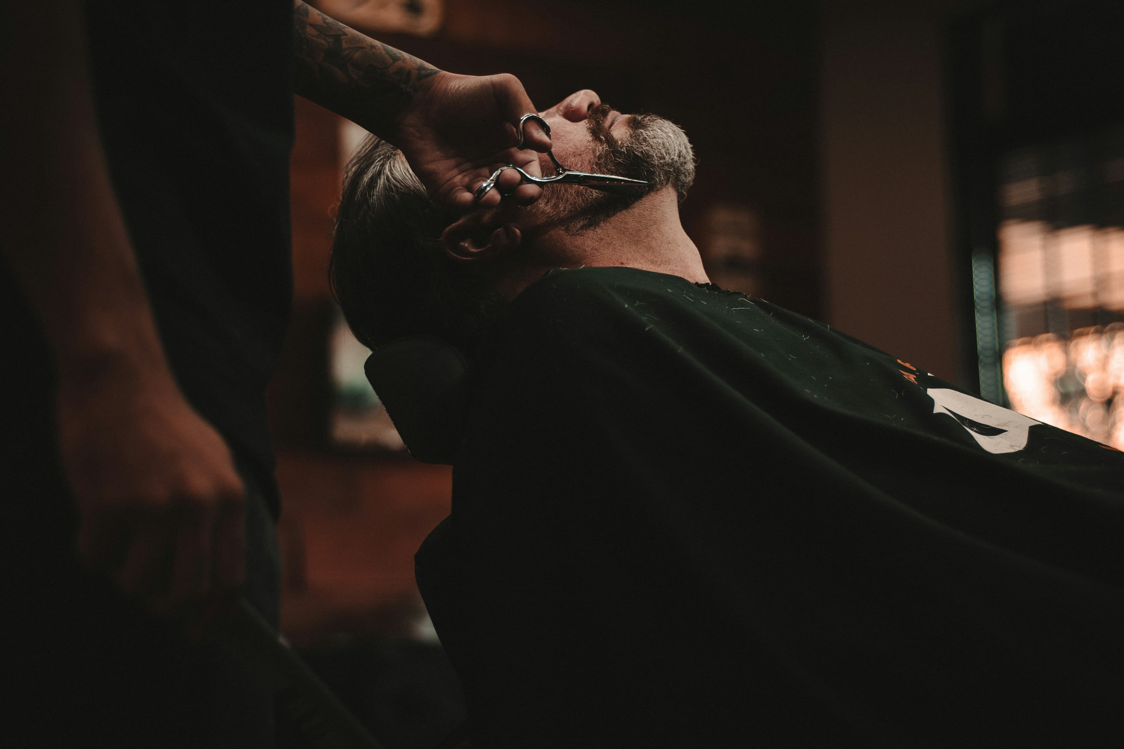 Barbier rasant un client